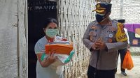 Kapolres Pamekasan Bersama Tokoh Agama Blusukan Bagikan Sembako Kepada Warga Kurang Mampu