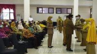 Peyerahkan 101 Piagam dan SK Pensiun Pegawai Negeri Sipil di Pendopo Wahyawibawagraha Jember