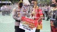 Kapolresta Banyuwangi Menyerahkan Piala Kapolresta Cup