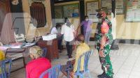 IMG-20221109-WA0005 Babinsa Desa Kesiut Peltu Gusti Putu Mertadana memantau kegiatan Puskesmas Keliling (Pusling)