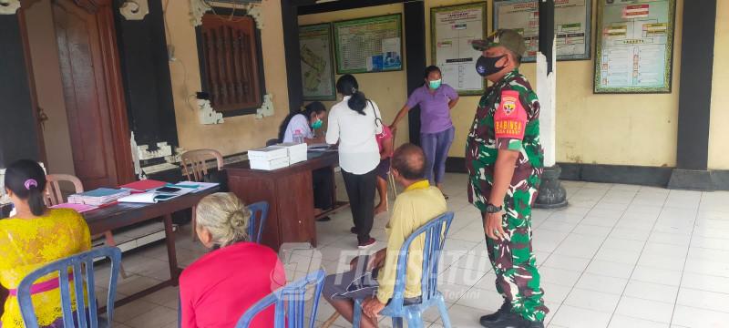 Babinsa Desa Kesiut Peltu Gusti Putu Mertadana memantau kegiatan Puskesmas Keliling (Pusling)