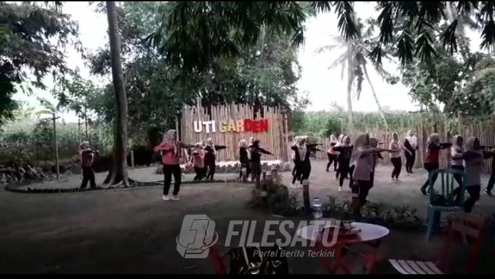 suasana sore hari ketika digunakan Senam bersama oleh ibu penggiat PKK desa Purwodadi kecamatan Gambiran.