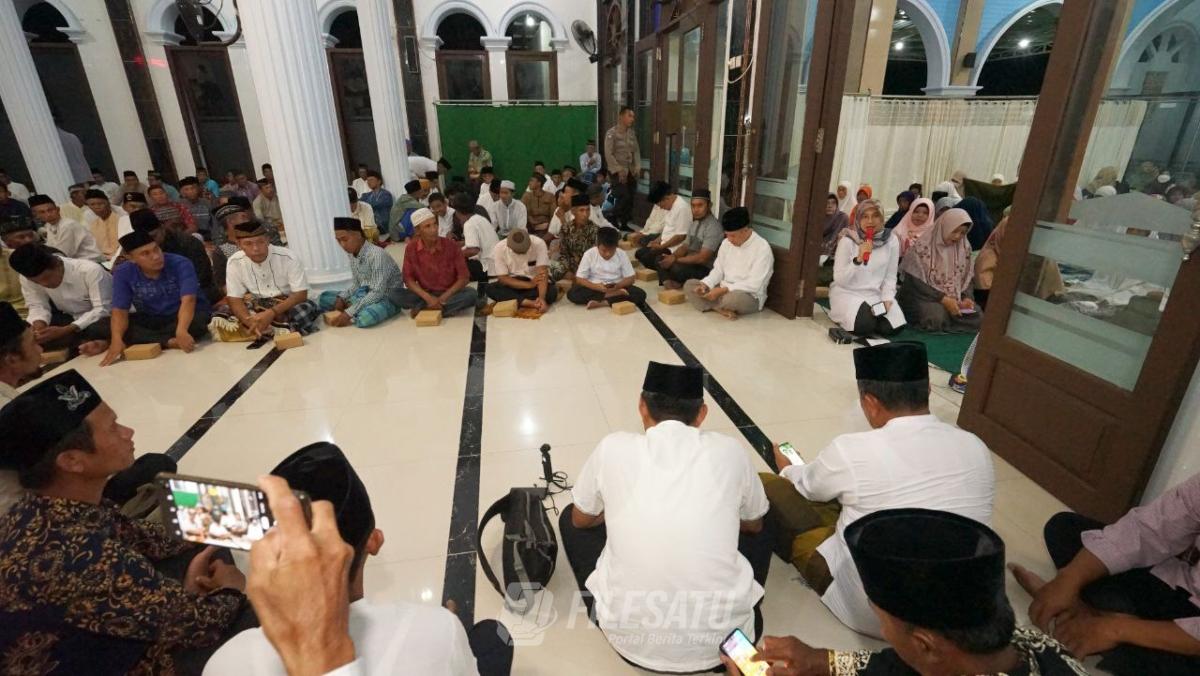 Bupati Ipuk Dorong BPD Banyuwangi Perkuat Peran Kritis dalam Penyelarasan dan Pengawasan Program Desa Menuju Pembangunan Daerah yang Optimal. Bupati Ipuk Dorong BPD Banyuwangi Perkuat Peran Kritis dalam Penyelarasan dan Pengawasan Program Desa Menuju Pembangunan Daerah yang Optimal.