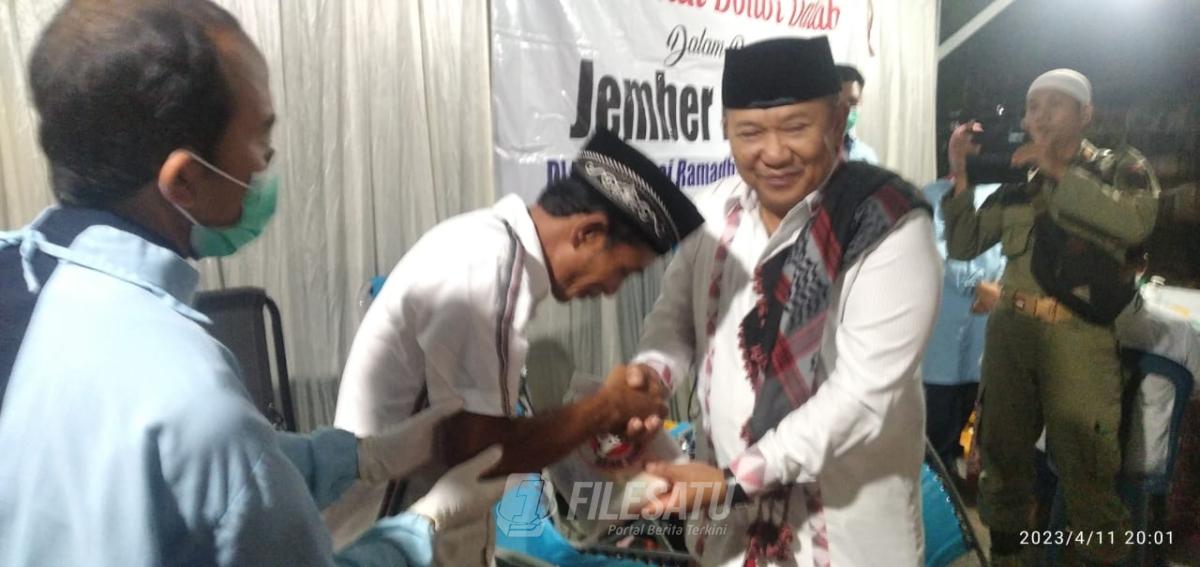 Bupati Jember H. Hendy Siswanto sedang bersalaman dengan pendonor darah