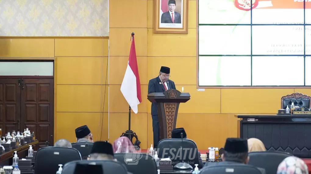 Ket Foto:Tampak Walikota Blitar Santoso Memberikan Dokumen Ranperda Seusai Pemaparan Ket Foto:Tampak Walikota Blitar Santoso Memberikan Dokumen Ranperda Seusai Pemaparan Kepada Ketua DPRD Kota Blitar Dr. SyahrulKet Foto:Tampak Walikota Blitar Santoso Memberikan Dokumen Ranperda Seusai Pemaparan Kepada Ketua DPRD Kota Blitar Dr. Syahrul