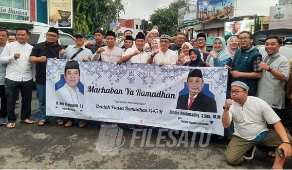 Bappeda Karawang bagikan takjil jelang berbuka puasa