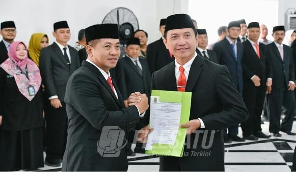 Bupati Aep saat memberikan SK Pengangkatan Kepada Pejabat Pimpinan Tinggi Pratama