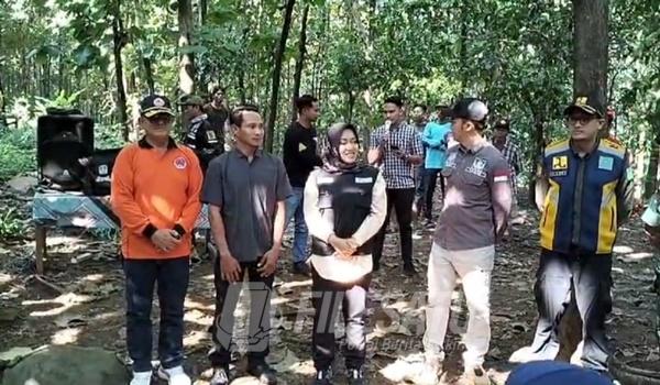 Bupati Ikfina Fahmawati saat berkunjung ke Desa Lebakjabung Kecamatan Jatirejo