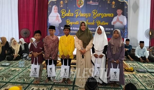 Bupati Ikfina berfoto bersama anak yatim