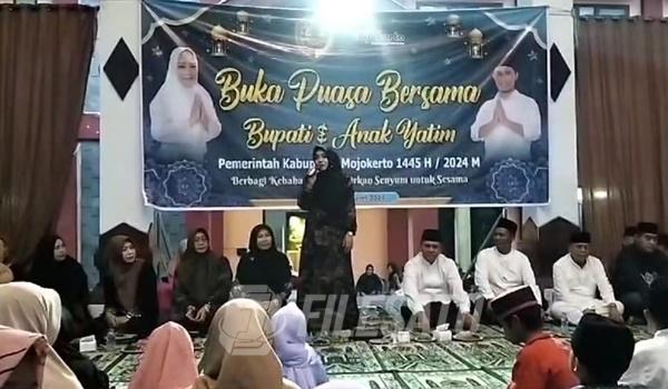 Bupati Ikfina saat berikan sambutan pada acara buka bersama