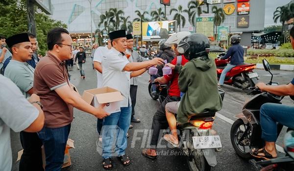 Bupati Karawang saat bagikan takjil ke warga pengguna jalan di Bunderan Mega M