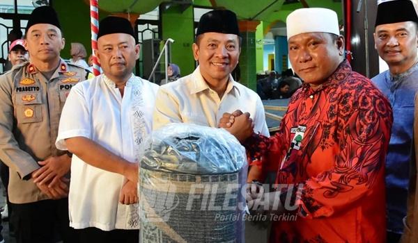 Bupati Karawang saat berikan bantuan dalam acara Safari Ramadhan 1445 H