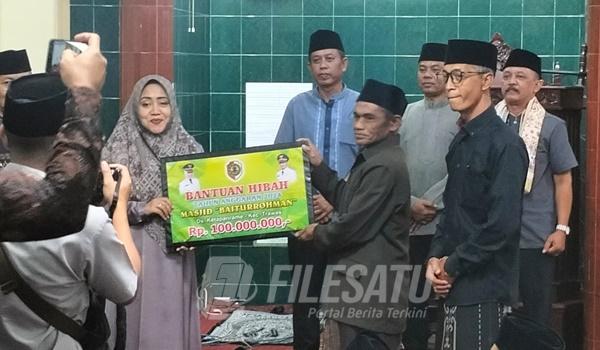 Safari Ramdahan 1445 H, di Kecamatan Trawas, Bupati Ikfina, Serahkan, Bantuan Hibah, ke Mesjid Baiturrahman,