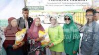Bupati Rini Syarifah Menyerahkan Beras Murah Pada Operasi Pasar Yang dilakukan Pemda Blitar Di beberapa Titik Bupati Rini Syarifah Menyerahkan Beras Murah Pada Operasi Pasar Yang dilakukan Pemda Blitar Di beberapa Titik