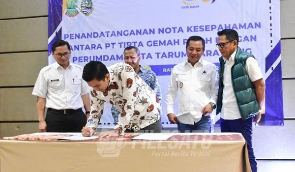 Bupati saat hadiri penandatanganan Nota Kesepahaman Pengembangan SPAM Di Wilayah Kabupaten Karawang