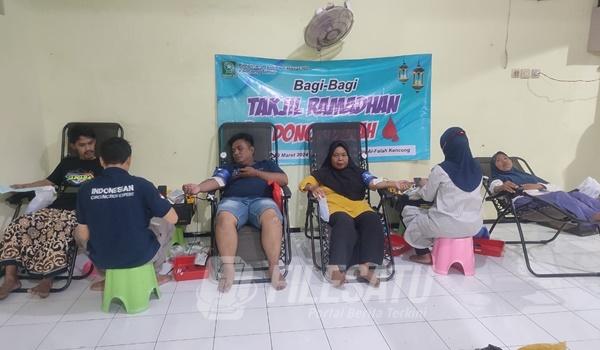 Fatayat NU Kencong Timur sedang melakukan donor darah