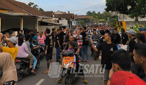 Keluarga besar Paguyuban BPS (Barisan Pemuda Sumberan) menggelar kegiatan berbagi Takjil