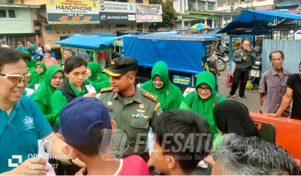 Kodim 0610 Sumedang dan Paguyuban Sosial Marga Tionghoa Indonesia Membagikan Takjil