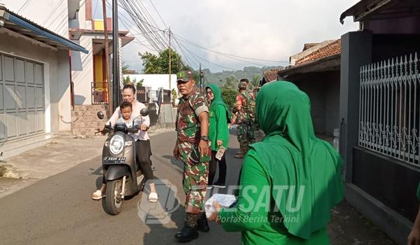 Koramil 1002 Cimalaka Bagikan Ratusan Takjil kepada Pengguna Jalan