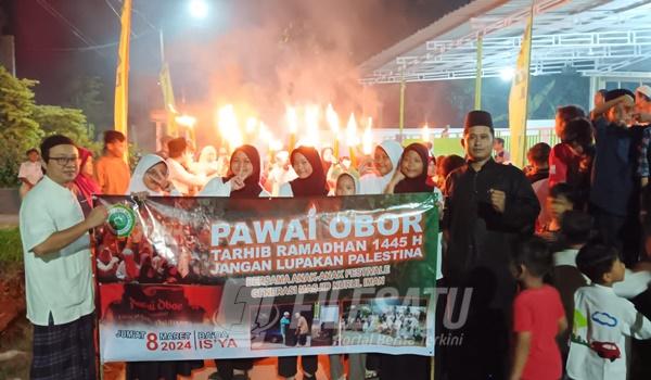 Pawai Obor yang digelar warga Festival dan DKM Mesjid Nurul Iman Purwadana Karawang