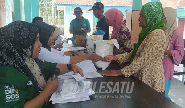 Pemerinta Desa Kertonegoro saat salurkan bantuan beras kepada Warga