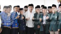 Pj Gubernur Jabar Bey Mahmudin saat berfotobersama Bupati dan tokoh agama Karawang