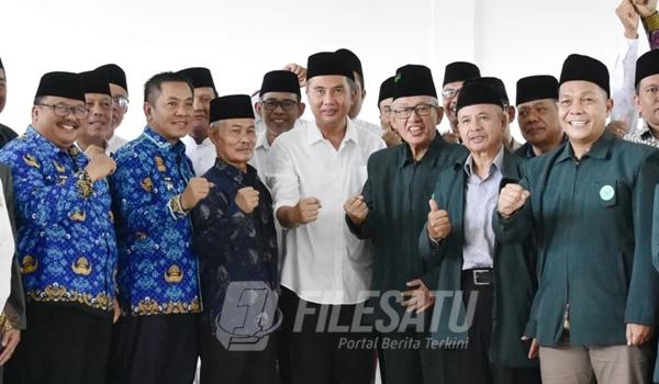 Pj Gubernur Jabar Bey Mahmudin saat berfotobersama Bupati dan tokoh agama Karawang