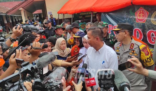 Pj. Gubernur Jabar didampingi Kapolda saat diwawancarai awak media