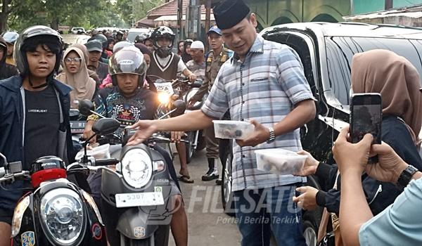 Plt Kepala BKPSDM Karawang saat berikan Takjil kepada pengguna Jalan