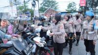 Polwan Polda Jabar Bagi Bagi Takjil Gratis Kepada Masyarakat Pengguna Jalan Polwan Polda Jabar Bagi Bagi Takjil Gratis Kepada Masyarakat Pengguna Jalan