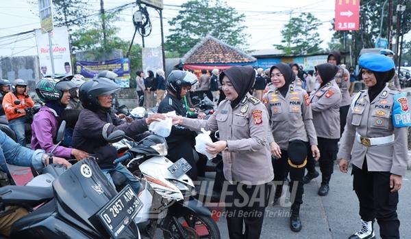 Polwan Polda Jabar Bagi Bagi Takjil Gratis Kepada Masyarakat Pengguna Jalan