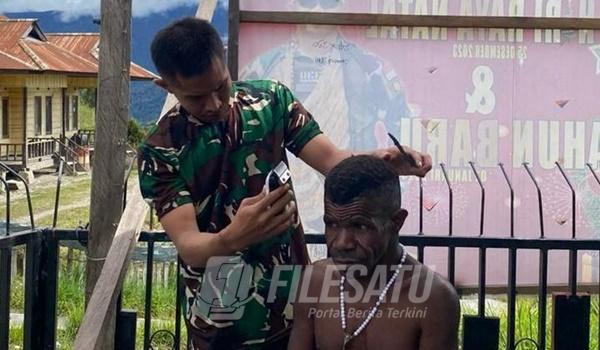 Prajurit Satgas Yonif 509 Condromowo Cukur Rapi Rambut Anak Warga Kampung Mamba Papua