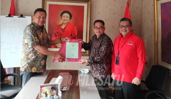 Sutisna, SH, MH (tengah) Ketua DPC PDI Perjuangan Purwakarta