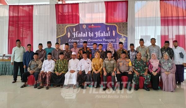 Bupati Mojokerto berfoto bersama usai menggelar halalbihalal di Kecamatan Pungging