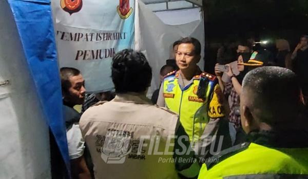 Bupati bersama Kapolres Karawang saat kunjungi Pos Pengamanan Sispamdu Zhadoel