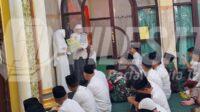 Bupati menyerahkan bantuan hibah