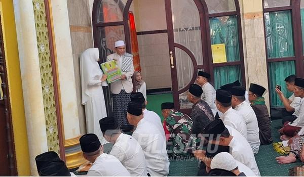 Bupati menyerahkan bantuan hibah