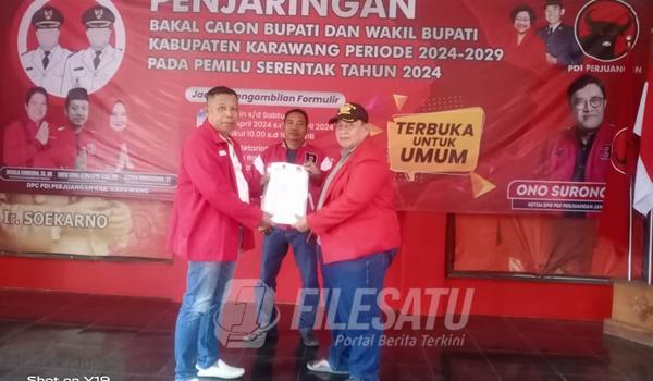 H. Toto Suripto saat kembalikan Formolir Pedaftaran Pilkada 2024 Karawang