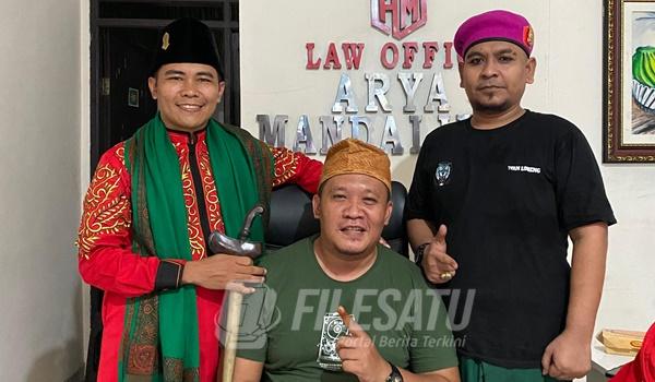 Hedra Supriatna Adiapit dua Kyai ternama dalamperayaan HUT ke 4 LBH Arya Mandalika