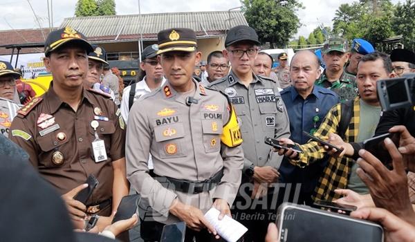 Kapolres Jember AKBP Bayu Pratama SIK SH,M.Si saat diwawancarai awak media