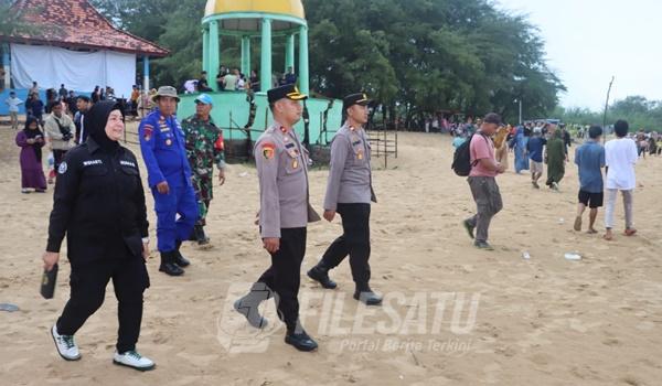 Kapolres Sumenep AKBP Henri Noveri Santoso, S.H., S.I.K., M.M bersama jajarannya melakukan pengecekan pengamanan di Pantai Lombang