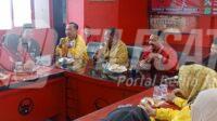 Ketua DPD Partai Golkar Karawang Sukur Mulyono (pegang Mic)