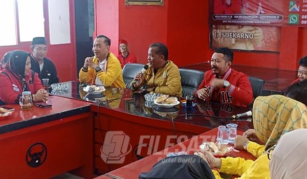 Ketua DPD Partai Golkar Karawang Sukur Mulyono (pegang Mic)