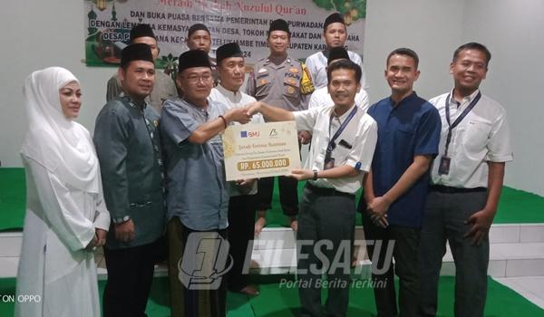 Manager PT.BMJ Arief Rahman didampingi Hendi Setiadi dari Resinda Estate Serahkan Dana senilai 65 Juta Bantuan dari Jarum Group