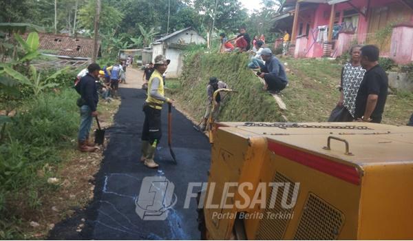 Pengaspalan Jalan Desa di Kampung Bojong Desa Cipada Kabupaten Bandung Barat