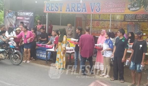 Pengusaha Rest Area V3 Jambearum saat berbagi 1500 Paket Takjil