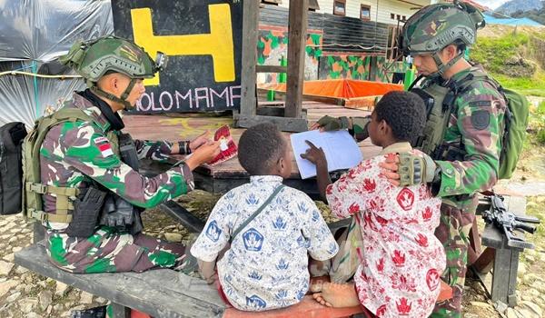 Personel Satgas Yonif 509 Kostrad Ajak Anak-anak Belajar di Pos