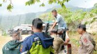 Petugas Kepolisian dibangtu warga setempat saat evakuasi korban terjun ke jurang Petugas Kepolisian dibangtu warga setempat saat evakuasi korban terjun ke jurang