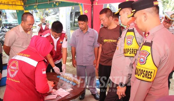 Polres Sumenep Lakukan Tes Urine Sopir Bus dan Bagikan Snack ke Penumpang