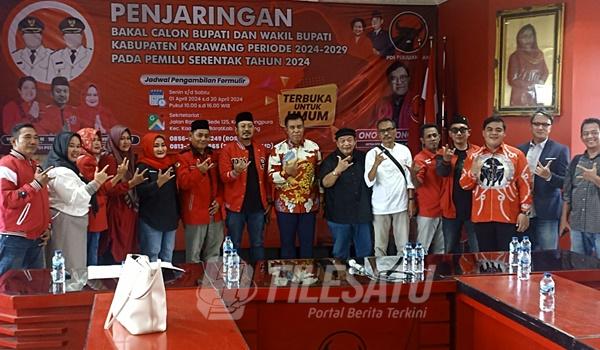 RH Yana Suyatna berfoto bersama pengurus PDI Perjuangan usai mengembalikan Formolir pendaftaran